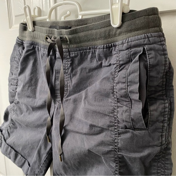 Eddie Bauer Cinch-Waist Chino Shorts in Graphite size 10 - Picture 1 of 4